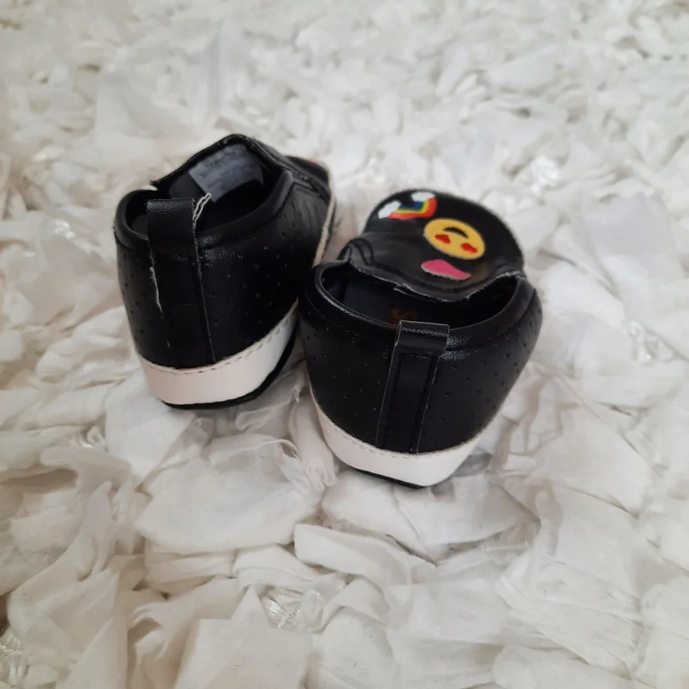 4 / $20 Kidgets Infant Crib Shoes Baby Sneakers Emoji Rainbow Heart Patches 0-6M